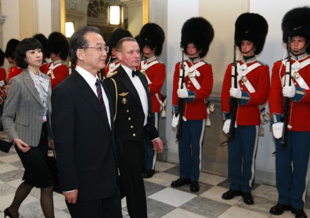 Chinese Premier Wen Jiabao (front) arrives to attend the dinner hosted by Denmark's Queen Margrethe II in Copenhagen, Denmark, December 17, 2009. The dinner was held to welcome the leaders attending the United Nations Climate Change Conference.