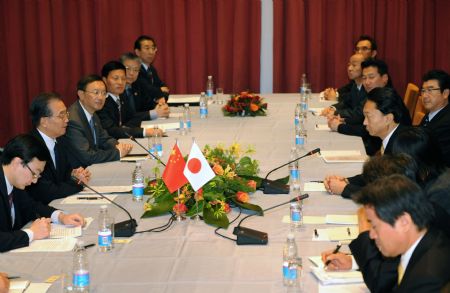 Chinese Premier Wen Jiabao (2nd L) meets with Japanese Prime Minister Yukio Hatoyama in Copenhagen, Denmark, December 17, 2009. 
