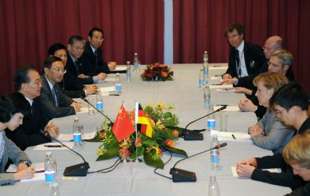 Chinese Premier Wen Jiabao (2nd L) meets with German Chancellor Angela Merkel (3rd R) in Copenhagen, Denmark, December 17, 2009. 