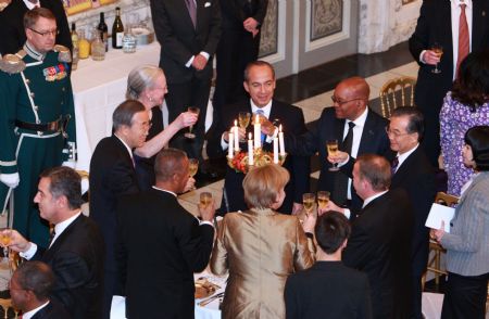 Chinese Premier Wen Jiabao and other guests toast at the dinner hosted by Denmark&apos;s Queen Margrethe II in Copenhagen, Denmark, December 17, 2009. The dinner was held to welcome the leaders attending the United Nations Climate Change Conference.