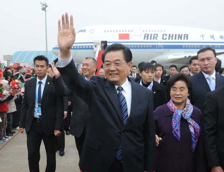 Chinese President Hu Jintao(L) waves upon his arrival at Macao International Airport in Macao Special Administrative Region (SAR) in south China Dec. 19, 2009. (Xinhua/Lui Siu Wai)
