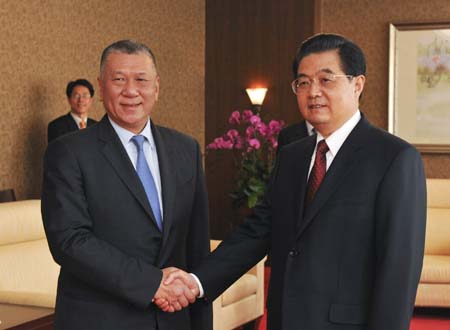 Chinese President Hu Jintao(R) shakes hands with Macao Special Administrative Region (SAR) Chief Executive Edmund Ho Hau Wah in Macao SAR in south China Dec. 19, 2009. Hu Jintao arrived in Macao on Saturday to attend the celebrations marking the 10th anniversary of the city&apos;s return to the motherland. (Xinhua/Li Xueren)