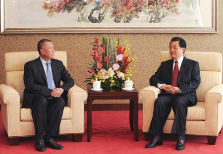 Chinese President Hu Jintao(R) meets with Macao Special Administrative Region (SAR) Chief Executive Edmund Ho Hau Wah in Macao SAR in south China Dec. 19, 2009. Hu Jintao arrived in Macao on Saturday to attend the celebrations marking the 10th anniversary of the city&apos;s return to the motherland. (Xinhua/Li Xueren)
