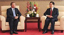 Chinese President Hu Jintao(R) meets with Macao Special Administrative Region (SAR) Chief Executive Edmund Ho Hau Wah in Macao SAR in south China December 19, 2009. Hu Jintao arrived in Macao on Saturday to attend the celebrations marking the 10th anniversary of the city's return to the motherland.