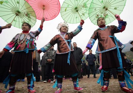 Girls of the Miao ethnic group perform Lusheng dance in Rongshui Miao Autonomous County of southwest China's Guangxi Zhuang Autonomous Region, Dec. 17, 2009, as the Miao people welcome their new year according to their own calendar.(Xinhua/Wang Zhongkang)