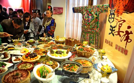 The typical cuisine of Miao ethnic group are displayed at the 2009 Guiyang Contest of Cuisine for Tourism in Guiyang, southwest China's Guizhou Province, Dec. 18, 2009.(Xinhua/Liu Hui)