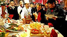 A cuisine chef introduces his works to judges at the 2009 Guiyang Contest of Cuisine for Tourism in Guiyang, southwest China's Guizhou Province, December 18, 2009. The two-day contest, which was kicked off on Friday, had attracted chefs from about 50 restaurants to show their skills.