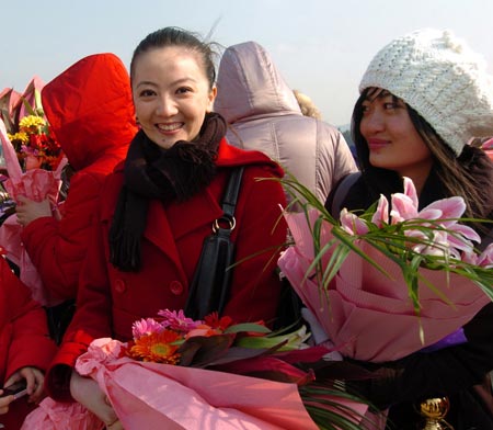Family members of the officers and soldiers of the Chinese naval 3rd escort fleet attend a welcoming ceremony held in honour of 'Zhoushan' and 'Xuzhou' warships upon their return from the Gulf of Aden in Zhoushan, Zhejiang Province, December 20, 2009. 
