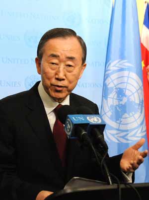UN Secretary-General Ban Ki-moon (1st L) speaks to reporters at the headquarters of the United Nations in New York, the United States, December 21, 2009.