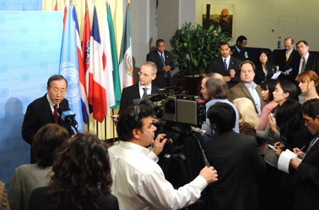 UN Secretary-General Ban Ki-moon (1st L) speaks to reporters at the headquarters of the United Nations in New York, the United States, December 21, 2009. 