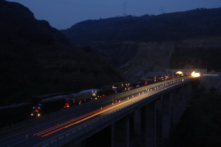 Traffic queues on an expressway in Guangyuan City, southwest China's Sichuan Province Tuesday December 22, 2009. 