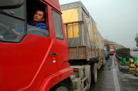 Traffic queues on an expressway in Guangyuan City, southwest China's Sichuan Province Tuesday December 22, 2009. 