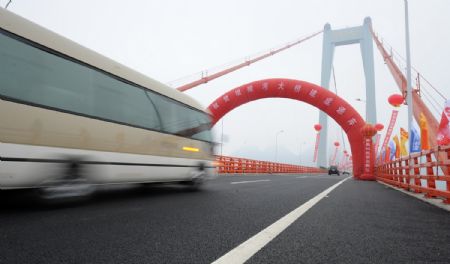 A vehicle runs on the Balinghe Bridge in Guanling County, southwest China's Guizhou Province, December 23, 2009. 