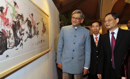 Indian Foreign Minister S.M. Krishna (L) and Chinese Ambassador to India Zhang Yan (R) visit the exhibition 'Spotlight on Chinese Ink Painting: International Art Exhibition in India' at Hotel Taj Mahal in New Delhi, capital of India, December 23, 2009. 