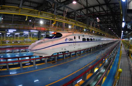  A high-speed train stops at the high-speed railway maintenance base in Wuhan, capital of central China&apos;s Hubei Province, December 22, 2009. 