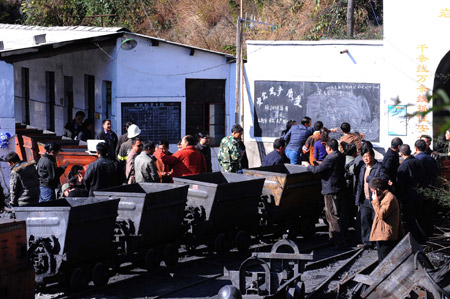Rescuers gather at the entrance of a shaft of Malishu Coal Mine in Shuangbai County, Chuxiong Yi Autonomous Prefecture, southwest China's Yunnan Province, December 28, 2009. 