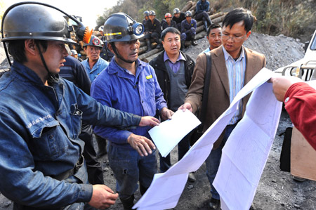 Rescuers consult a rescue plan at Malishu Coal Mine in Shuangbai County, Chuxiong Yi Autonomous Prefecture, southwest China's Yunnan Province, December 28, 2009.