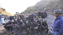 Miners wait after the coal mine accident at Malishu Coal Mine in Shuangbai County, Chuxiong Yi Autonomous Prefecture, southwest China's Yunnan Province, December 28, 2009.