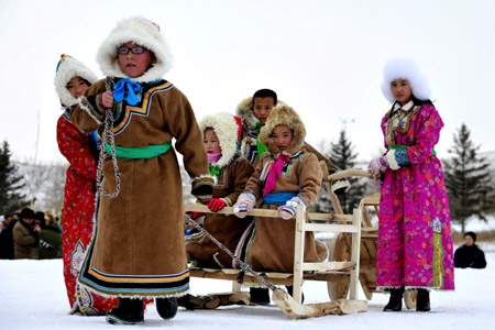 Children of Mongolian ethnic group present traditional clothes in Xi Ujimqin Qi, north China's Inner Mongolia Autonomous Region, on December 28, 2009. 