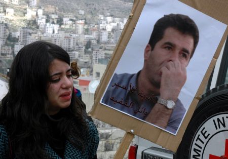 Palestinian woman takes part in a protest, calling for the release of Palestinian prisoners from Israeli jails in the West Bank city of Nablus, December 28, 2009. 