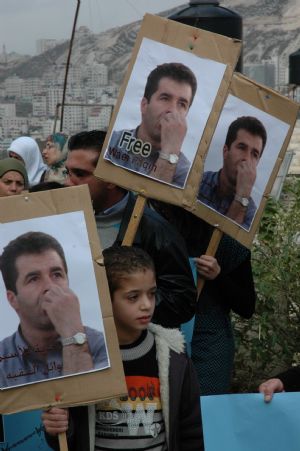 Palestinians take part in a protest, calling for the release of Palestinian prisoners from Israeli jails in the West Bank city of Nablus, December 28, 2009.