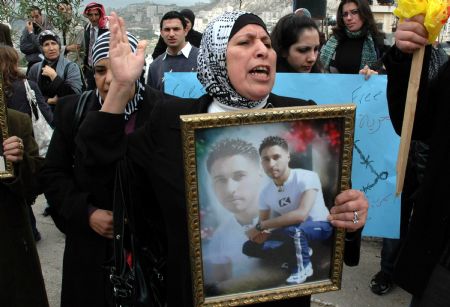 Palestinian women take part in a protest, calling for the release of Palestinian prisoners from Israeli jails in the West Bank city of Nablus, December 28, 2009.