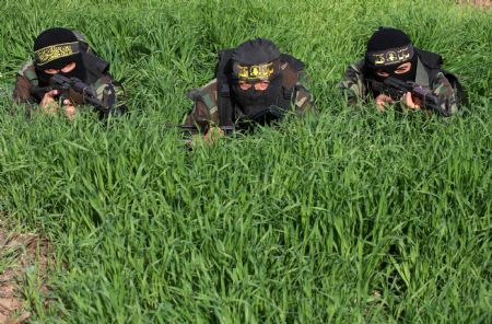 Militants of Islamic Jihad armed wing Saraya al-Quds take part in a training course in Gaza City, on December 30, 2009.