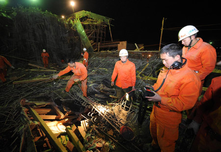 Rescuers use life detectors to search for survivors in debris of a collapsed overpass at the new Kunming Airport January 3, 2010.