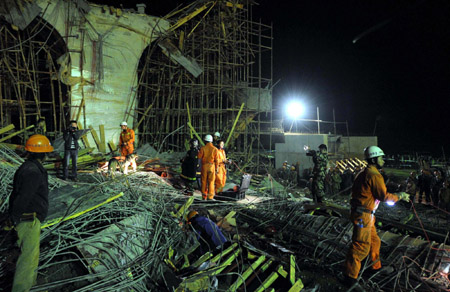 Rescuers search for survivors in debris of a collapsed overpass at the new Kunming Airport January 3, 2010.