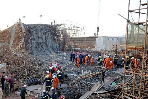 Rescuers search for survivors in debris of a collapsed overpass at the new Kunming Airport January 3, 2009. 