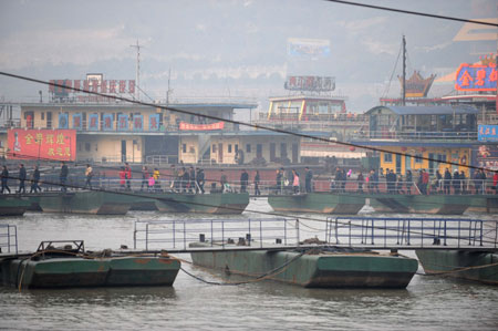 Tourists waits at the port in southwest China&apos;s Chongqing Municipality, January 2, 2010. 