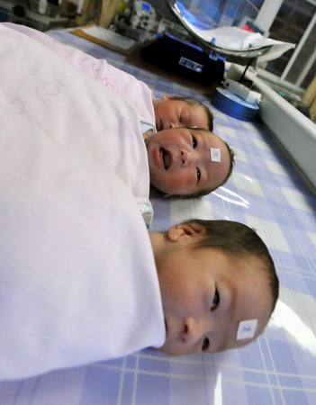 This January 1, 2010 photo shows the triplet baby girls of late mother Yang Cuicui. Yang was diagnosed of A(H1N1) flu and then decided to take a risk to give birth ahead of schedule December 23.