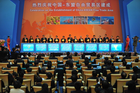 Participants attend the ceremony marking the establishment of China-ASEAN Free Trade Area (FTA), the world's largest FTA of developing countries, in Nanning, capital of southwest China's Guangxi Zhuang Autonomous Region, January 7, 2010.