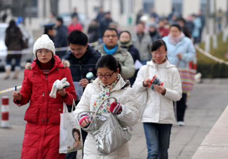 Candidates of the 2010 national entrance exam for postgraduate studies walk to the exam building in Qingdao University in Qingdao, east China&apos;s Shandong Province, January 9, 2010.