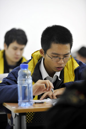 A candidate of the 2010 national entrance exam for postgraduate studies takes part in the exam at Guangdong University of Foreign Studies in Guangzhou, capital of south China&apos;s Guangdong Province, on January 9, 2010. 