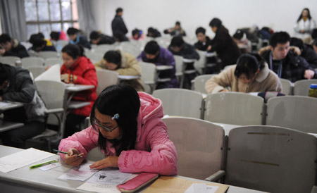 Candidates of the 2010 national entrance exam for postgraduate studies take part in the exam at Southwesten University of Finance and Economics in Chengdu, capital of southwest China&apos;s Sichuan Province, on January 9, 2010. 
