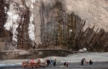 Laborers work at the construction site of the Jishi Gorge hydroelectric power station in Salar Autonomous County of Xunhua, northwest China&apos;s Qinghai Province, January 7, 2010. 