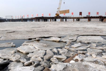 The under construction project of Jiaozhou Bay cross-ocean bridfge is stuck by ice in Qingdao, east China's Shandong Province, January 10, 2010. 