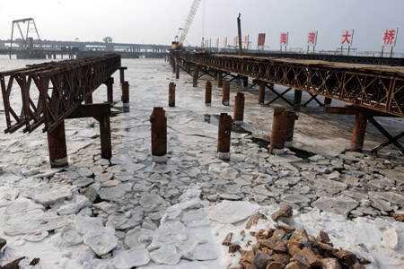 The under construction project of Jiaozhou Bay cross-ocean bridfge is stuck by ice in Qingdao, east China's Shandong Province, January 10, 2010. 