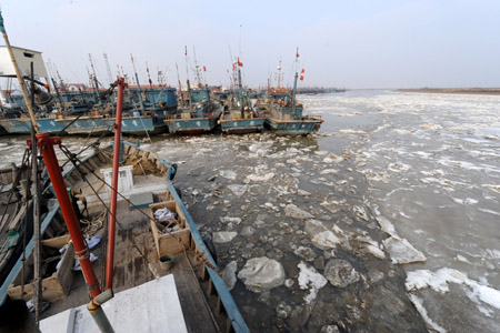 Vessels are stuck by ice in Qingdao, east China's Shandong Province, January 10, 2010. 