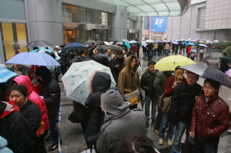 People queue up for tickets for the American science fiction movie Avatar at the Heping Cinema in downtown Shanghai, China, in the early morning of January 10, 2010. 