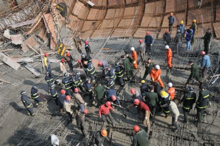 Rescue workers implement urgent aid to those trapped in a scaffold-collpase accident at a construction site in Wuhu City, east China's Anhui Province, January 12, 2010.