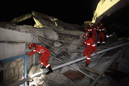 Members of a Chinese emergency rescue team inspect the collapsed building of the headquarters of the UN Stabilization Mission in Port-au-Prince, Haiti, January 14, 2010. 