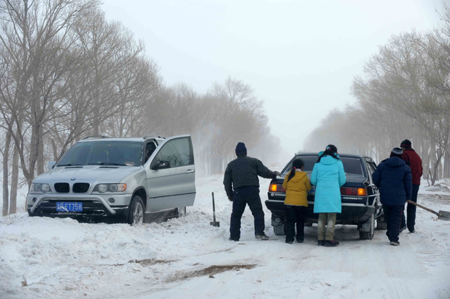 Vehicles are stranded by heavy snow on a highway in Siziwang Banner, Ulanqab of north China's Inner Mongolia Autonomous Region, January 14, 2010. 