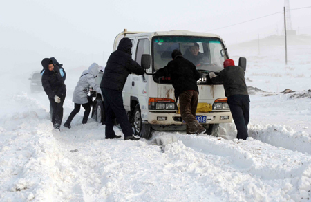 Vehicles are stranded by heavy snow on a highway in Siziwang Banner, Ulanqab of north China's Inner Mongolia Autonomous Region, January 14, 2010. 