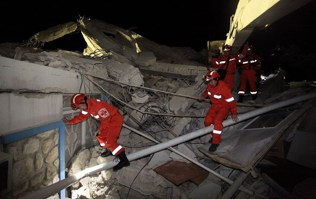 Members of a Chinese emergency rescue team inspect the collapsed building of the headquarters of the UN Stabilization Mission in Port-au-Prince, Haiti, January 14, 2010.
