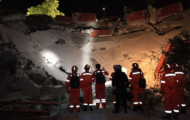 Members of a Chinese emergency rescue team inspect the collapsed building of the headquarters of the UN Stabilization Mission in Port-au-Prince, Haiti, January 14, 2010. 