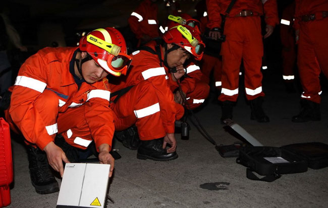 Chinese emergency rescue team members set up maritime satellite after arriving at the airport in Haitian capital Port-au-Prince on January 14, 2010. 