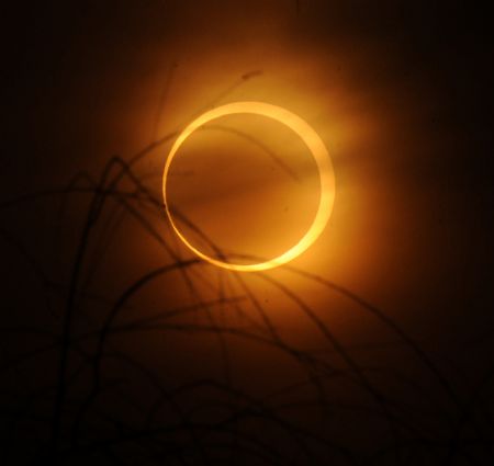 An annular eclipse is observed in Zhengzhou, capital of central China&apos;s Henan Province, Jan. 15, 2010. 