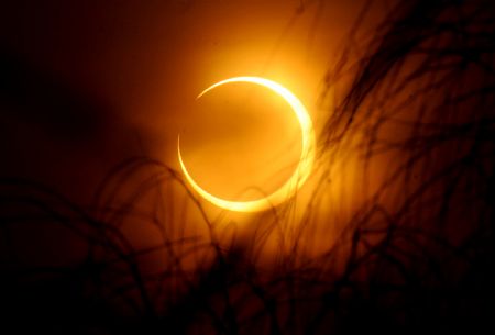 An annular eclipse is observed in Zhengzhou, capital of central China&apos;s Henan Province, Jan. 15, 2010. 